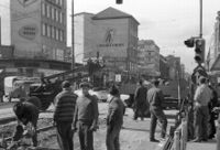 Bauarbeiten in der Kaiserstraße, im Hintergrund das Geschäftshaus Leipheimer & Mende, 1965, Stadtarchiv Karlsruhe 8/BA Schlesiger A12/56/2/9 (Ausschnitt).