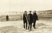 Zweiter Deutscher Zuverlässigkeitsflug am Oberrhein: Rittmeister Luitpold Graf Wolffskeel von Reichenberg zu Uettingen (1879-1964), Hellmuth Hirth (1886-1938) und Leutnant Franz Hailer, Mai 1912, Stadtarchiv Karlsruhe 8/PBS XI 1650.