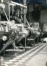 Innenansicht des Maschinenraums (Dampfmaschine mit 300 PS), um 1910, Stadtarchiv Karlsruhe 8/Alben 418/2.