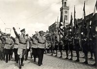 Reichsfachschaftsleiter des Reichsbundes der Deutschen Beamten (RDB) Hermann Neef mit Gauleiter Robert Wagner vor dem alten Bahnhof mit einer Fahnenabteilung der Hitlerjugend, um 1940, Stadtarchiv Karlsruhe 8/Alben 90/10.