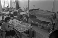 Gemeinschaftlicher Arbeits-, Wohn- und Schlafraum des Flüchtlingslagers in der Grenadierkaserne, April 1951, Stadtarchiv Karlsruhe 8/BA Schlesiger A1/39/5/7.