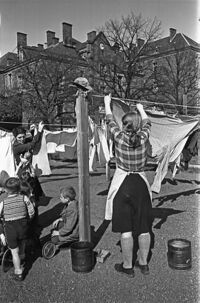 Hof des Flüchtlingslagers in der Grenadierkaserne, April 1951, Stadtarchiv Karlsruhe 8/BA Schlesiger A1/39/5/10.