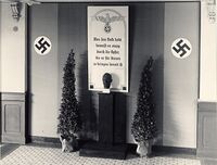 „Ehrenwand“ im Gebäude der Kreisamtsleitung der NSV, Baumeisterstraße 56, Aufnahme von 1940, Stadtarchiv Karlsruhe 8/Alben 5/262.