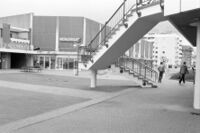 Neureuter Platz mit Supermarkt und Aufgang zur Stadtbibliothek in der Badnerlandhalle, 1981, Stadtarchiv Karlsruhe 8/BA Schlesiger A42/154/7/26.