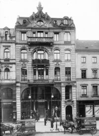 Geschäftshaus des Stoff- und Manufakturwarenladens Leipheimer & Mende in der Kaiserstraße 169, um 1910, Stadtarchiv Karlsruhe 8/BA Schmeiser 647.