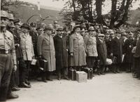 Ankunft der "Schutzhäftlinge" in Kislau, umringt von SS- und SA-Leuten, ganz links mit Hut Hermann Stenz, 16. Mai 1933, Stadtarchiv Karlsruhe 8/PBS oVI 558.