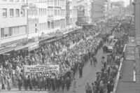Schweigemarsch für Freiheit und Demokratie gegen Terror und Gewalt anlässlich des Attentats der RAF auf Generalbundesanwalt Siegfried Buback, seinen Kraftfahrer Wolfgang Göbel und Justizhauptwachtmeister Georg Wurster, 17. April 1977, Stadtarchiv Karlsruhe 8/BA Schlesiger A33/116/2/42.