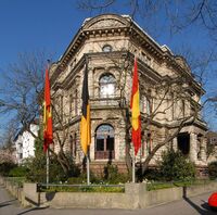 Haus Solms mit Fahnenschmuck, 2007, Foto: Monika Müller-Gmelin, Bildstelle Stadt Karlsruhe.