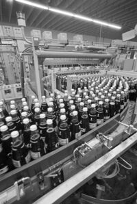 Coca-Cola-Abfüllstraße im neuen Produktionswerk im Neureuter Tiefgestade Im kleinen Bruch, Februar 1982, Stadtarchiv Karlsruhe 8/BA Schlesiger A43/44/5/26.